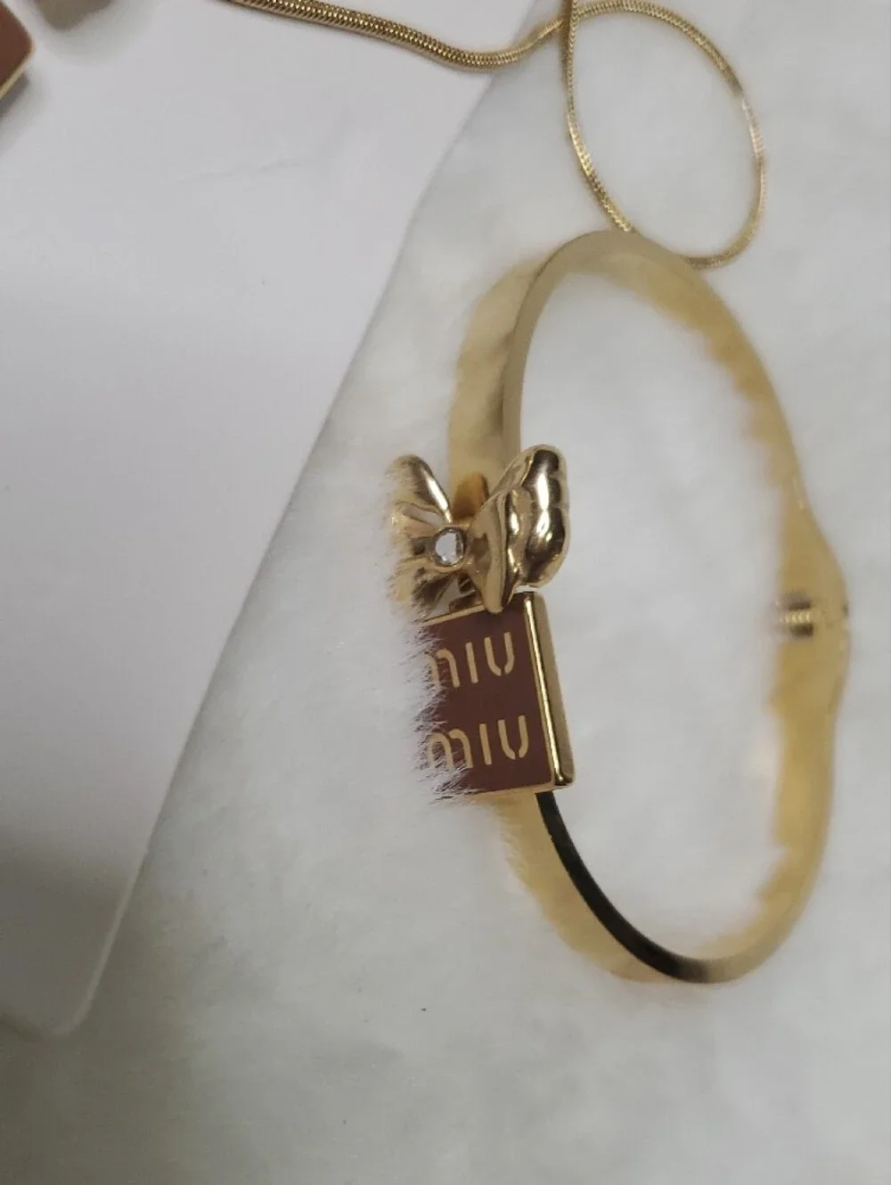 Fashion Jewelry Gold Bow Pendant Necklace with Square Logo Charm